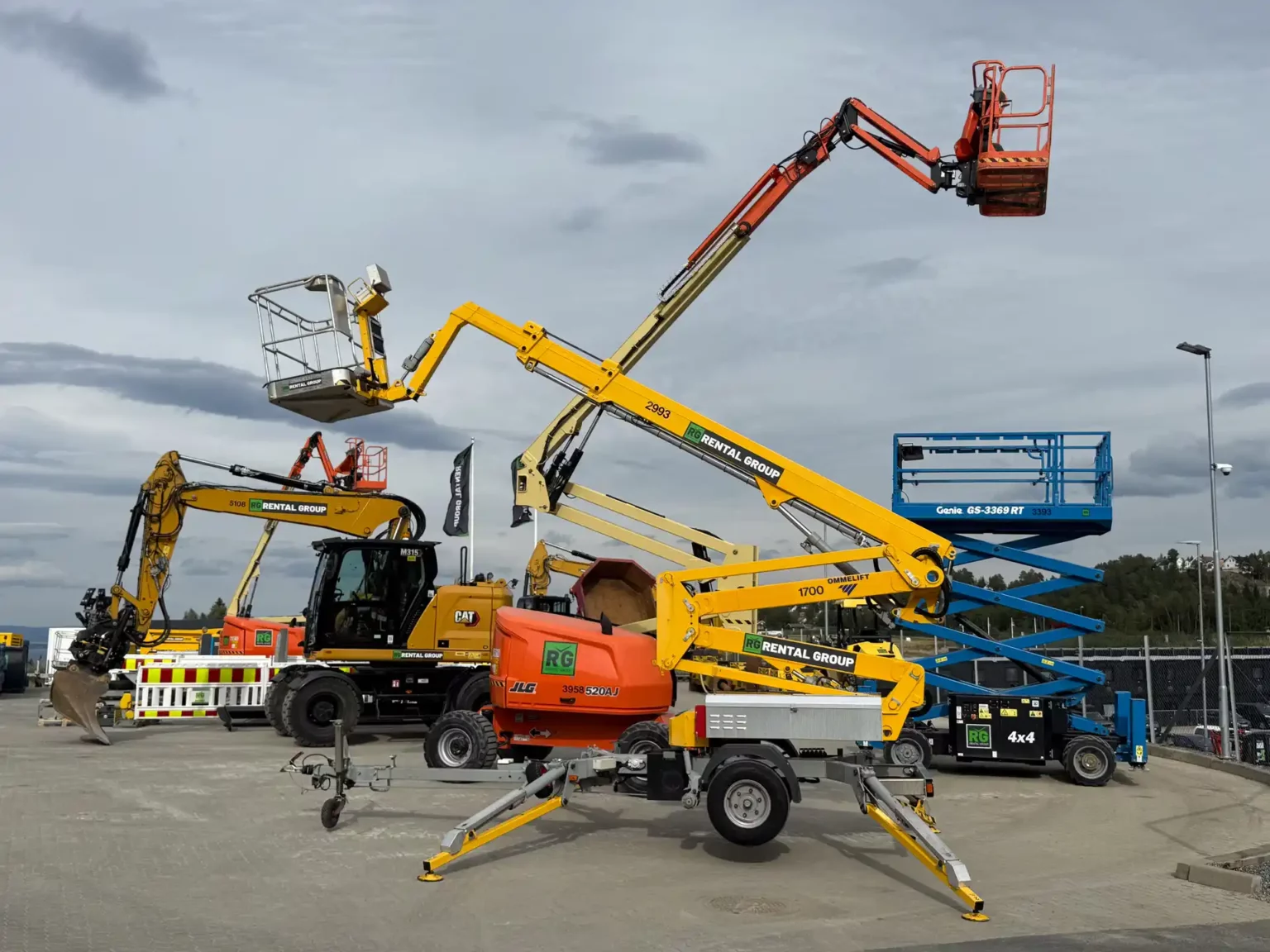Tilhengerlift, bomlift og sakselift fra Rental Group står oppstilt på et uteområde